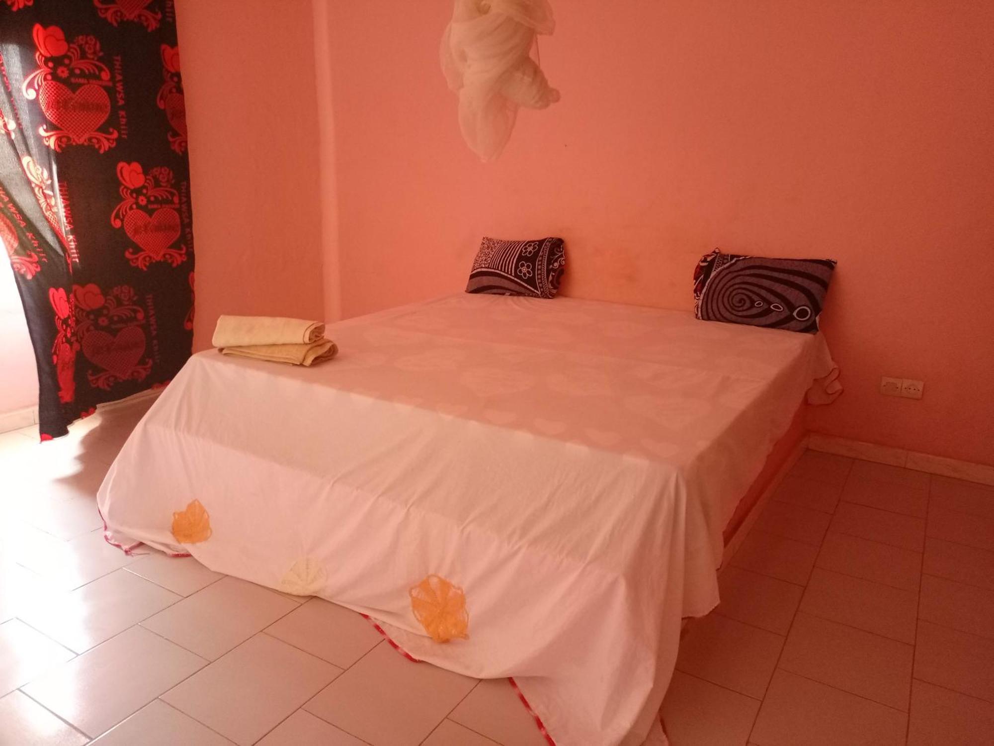Chez Paolo Hotel Toubab Dialaw Ngoại thất bức ảnh
