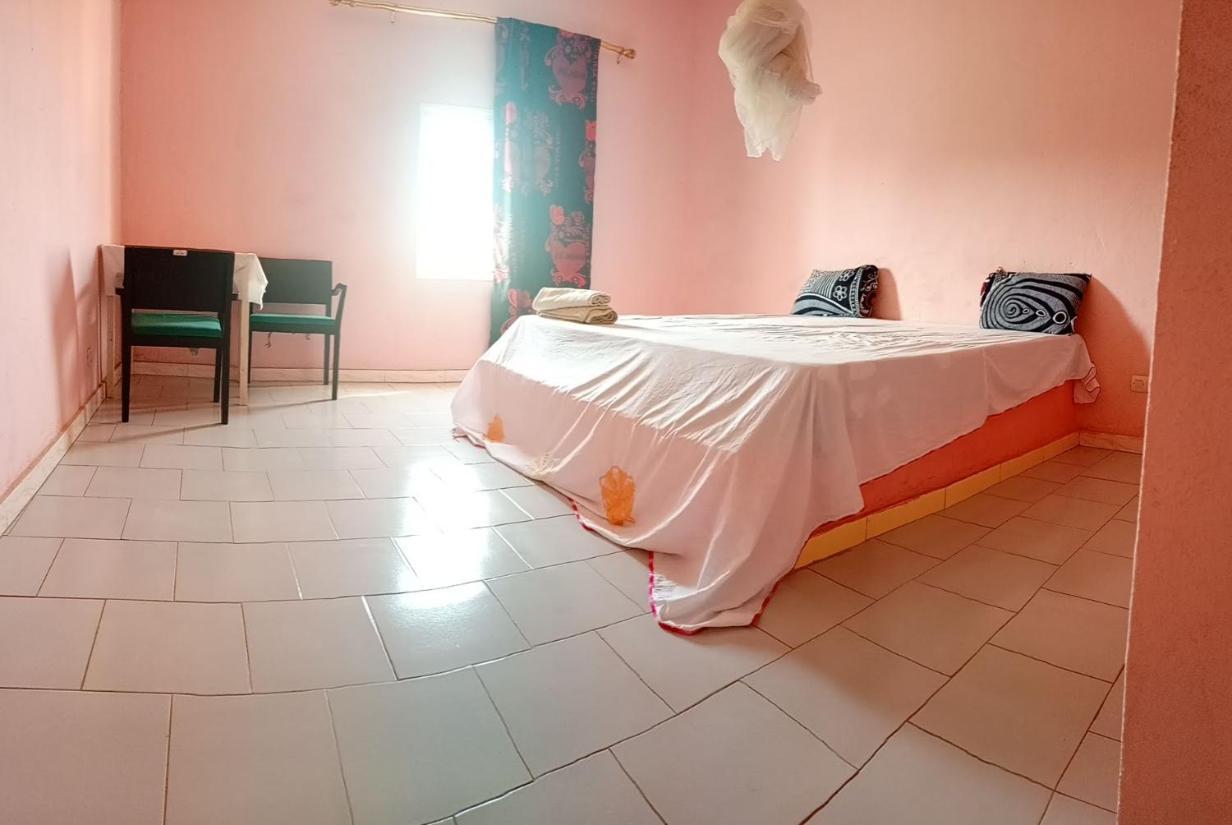 Chez Paolo Hotel Toubab Dialaw Ngoại thất bức ảnh